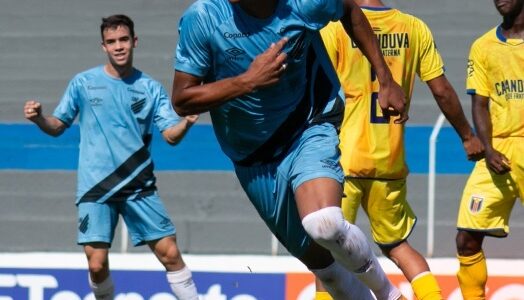 Walace comemora gol pelo Athletico na Copinha