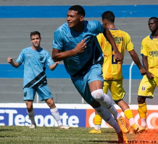 Walace comemora gol pelo Athletico na Copinha