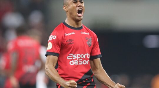 Erick comemora gol pelo Athletico