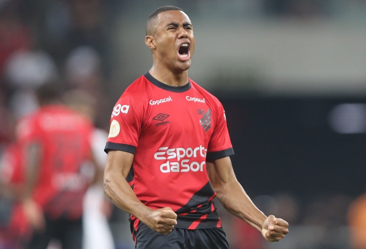 Erick comemora gol pelo Athletico