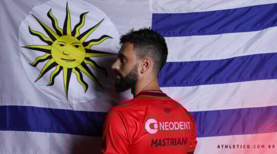 Mastriani com a camisa do Athletico