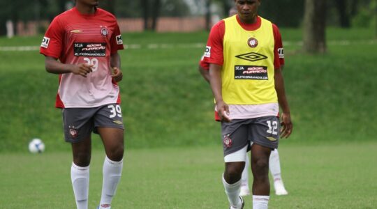 O atacante Patrick e o volante Edwin Valencia, em treino do Athletico, em 2010