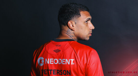 Petterson com a camisa do Athletico Paranaense