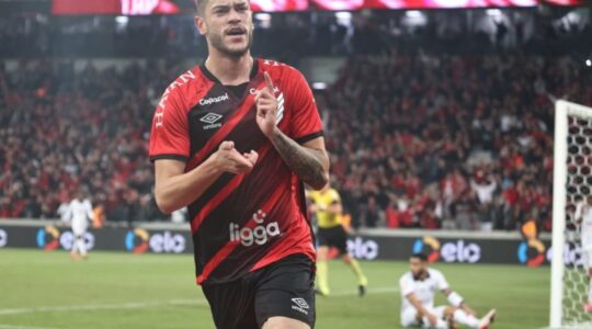 Rômulo comemora gol pelo Athletico