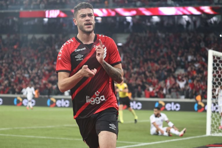 Rômulo comemora gol pelo Athletico
