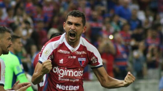 Bruno Melo comemora pelo Fortaleza