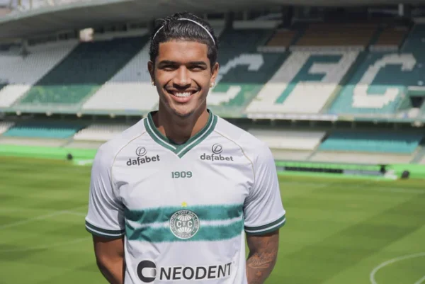 Lucas Barbosa apresentado no Coritiba