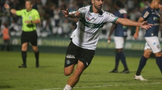 Rodrigo Pinho comemora gol pelo Coritiba