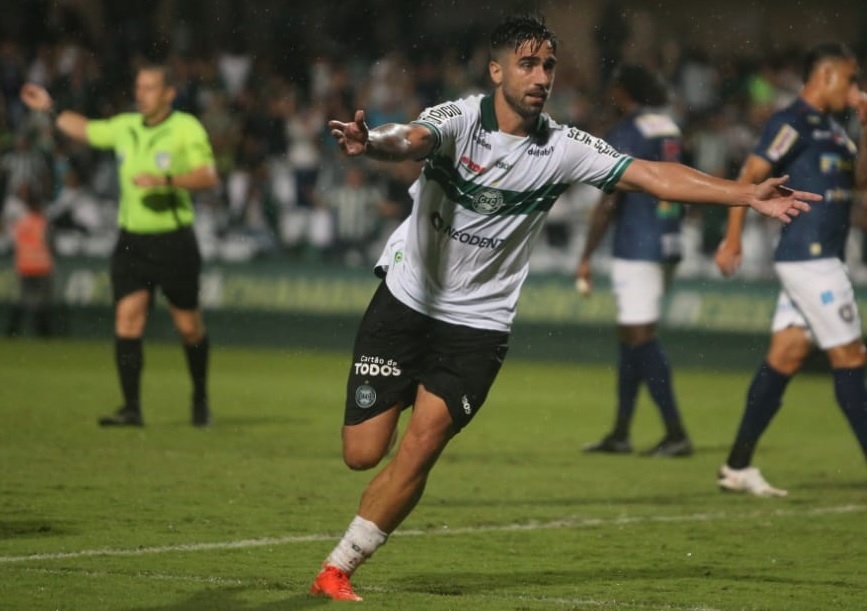 Rodrigo Pinho comemora gol pelo Coritiba