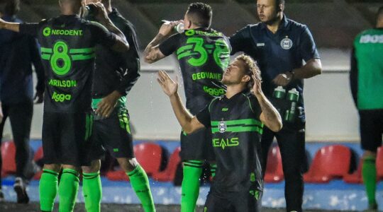 Jogadores do Coritiba comemoram gol de Figueiredo