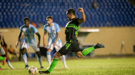 Robson cobra pênalti contra o Londrina
