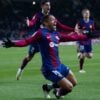 Vitor Roque comemora gol pelo Barcelona