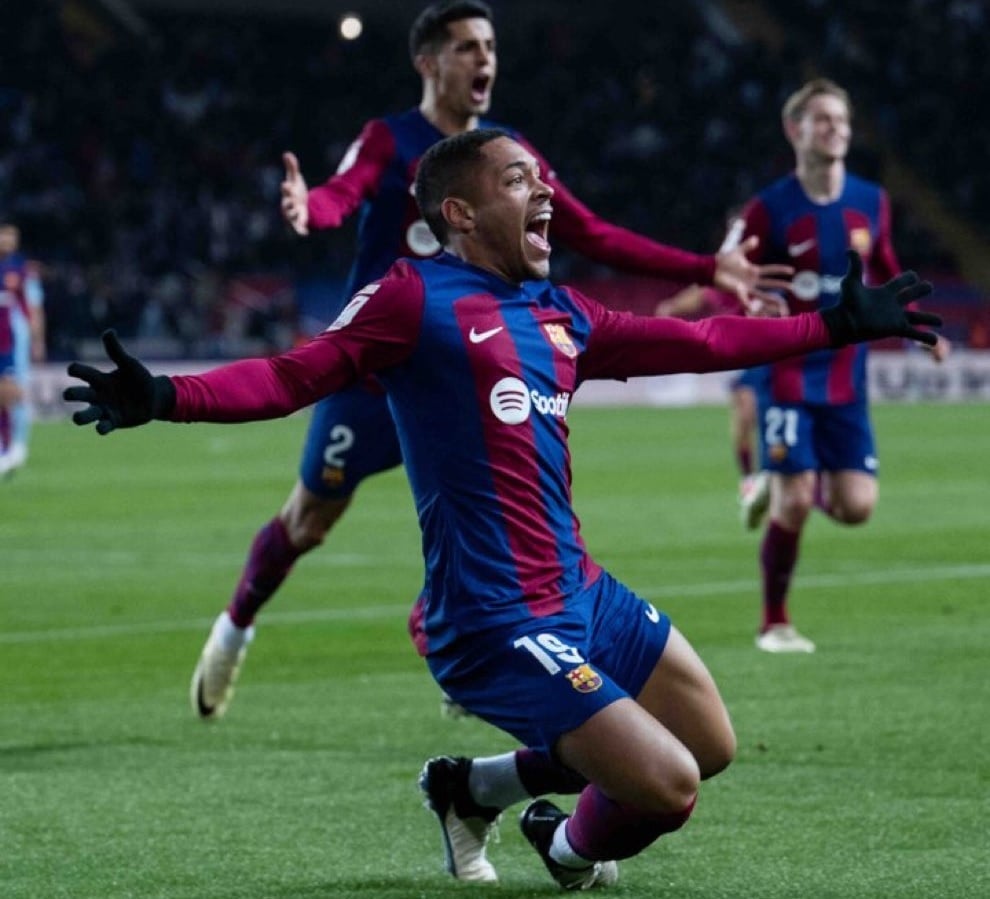 Vitor Roque comemora gol pelo Barcelona