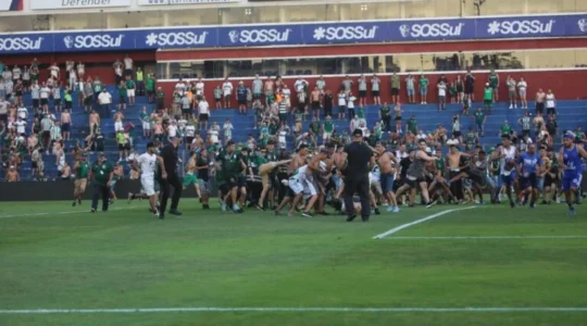 Briga de torcedores em Coritiba x Cruzeiro