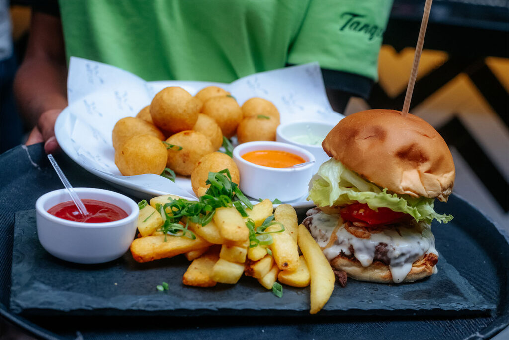 Hamburguer e porcoes Wit Bar – foto Aline Feliz