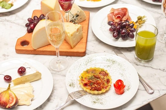 Hotel em Curitiba oferece nova experiência gastronômica de brunch; saiba como aproveitar