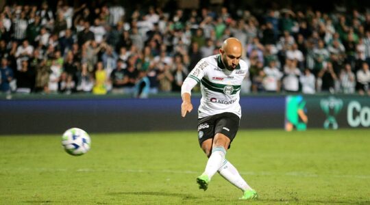 Régis em ação pelo Coritiba