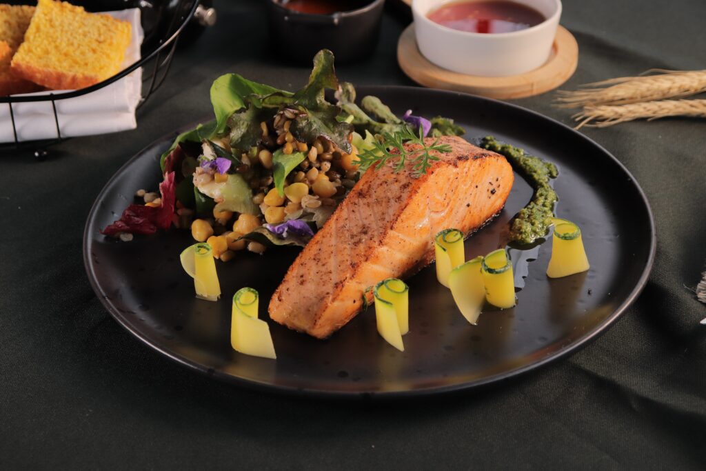 Salada de grãos e salmão. Foto Erick Alisson