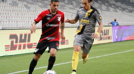 Terans, pelo Athletico, contra o Peñarol, em 2021