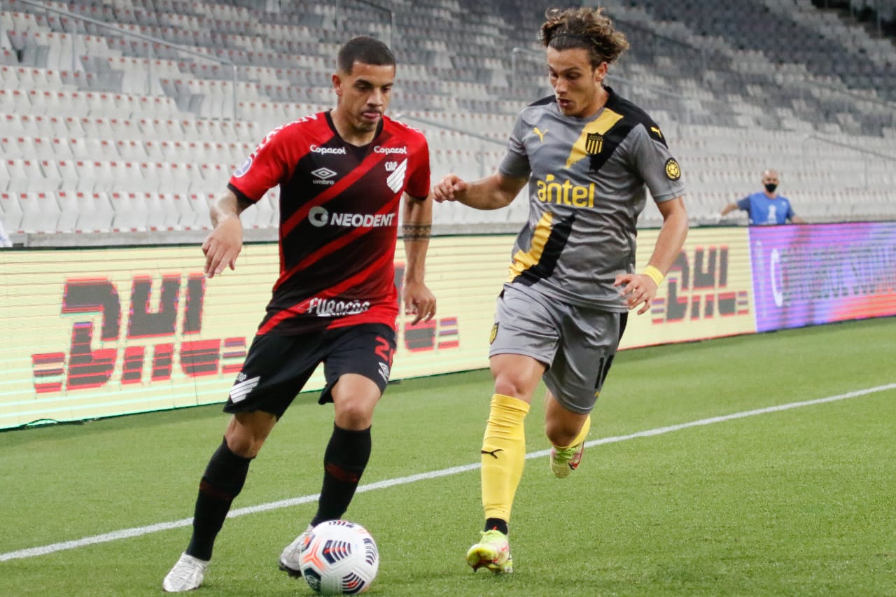 Terans, pelo Athletico, contra o Peñarol, em 2021