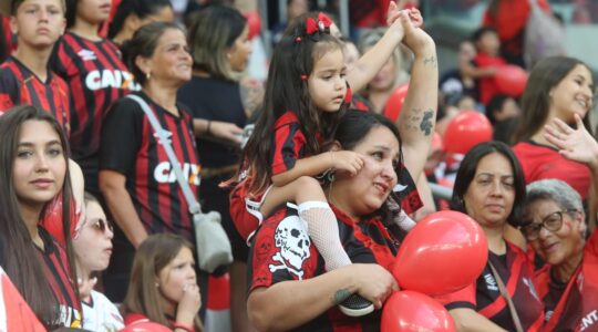 Athletico x Foz, em 2023, com mulheres e crianças na Arena