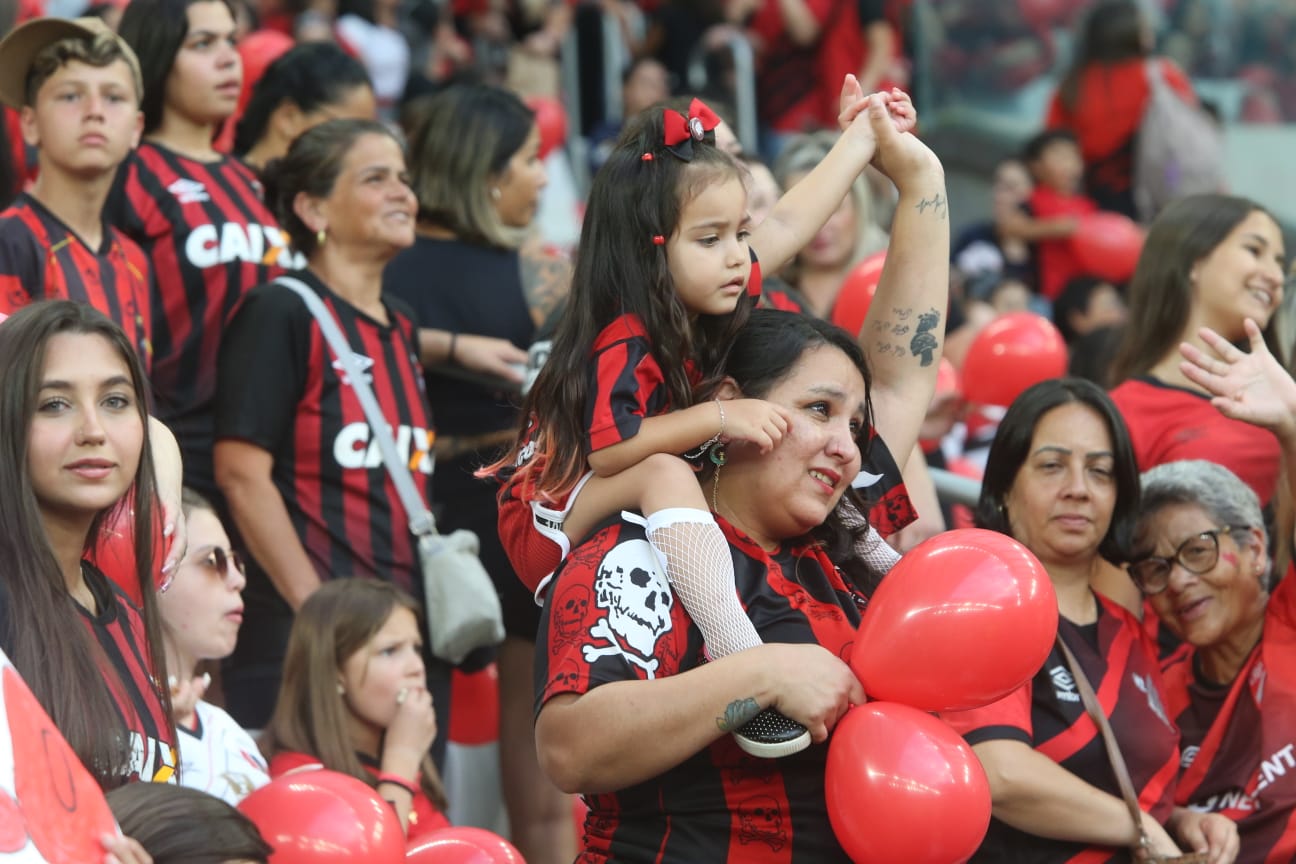 Athletico x Foz, em 2023, com mulheres e crianças na Arena