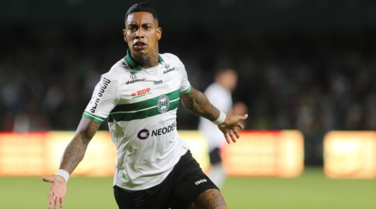Alef Manga comemora gol pelo Coritiba