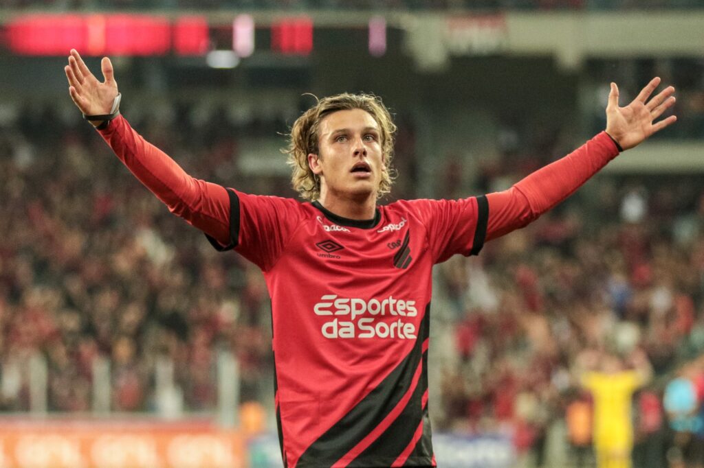 Canobbio comemora gol no Atletiba de 2023