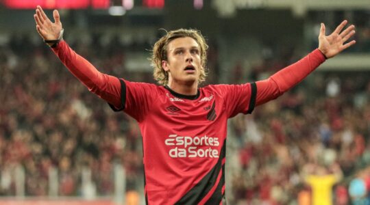 Canobbio comemora gol no Atletiba de 2023