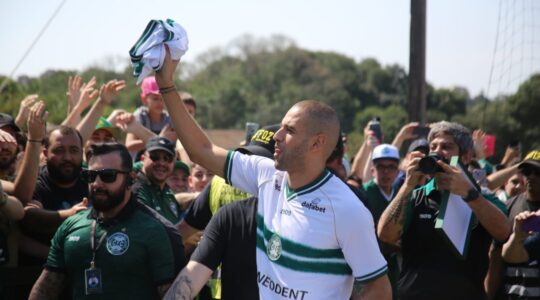 Slimani na chegada ao Coritiba