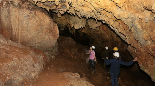 A Gruta dos Jesuítas é a principal atração do Parque Estadual de Campinhos