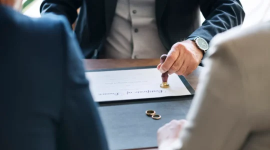casal-de-casamento-de-separacao-com-certificacao-de-divorcio-1024×683