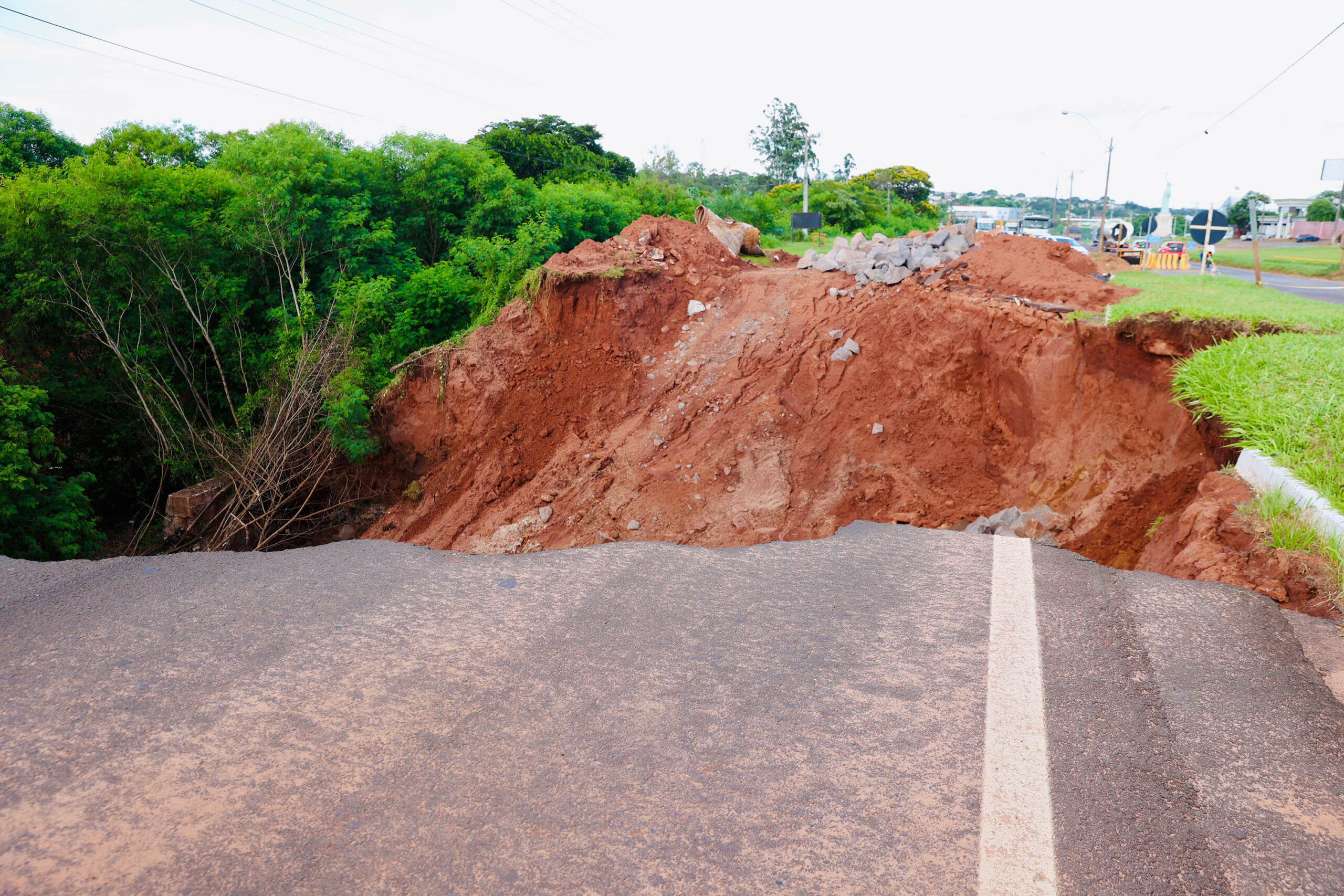 Obra emergencial vai recuperar trecho da PR-323 em Umuarama
