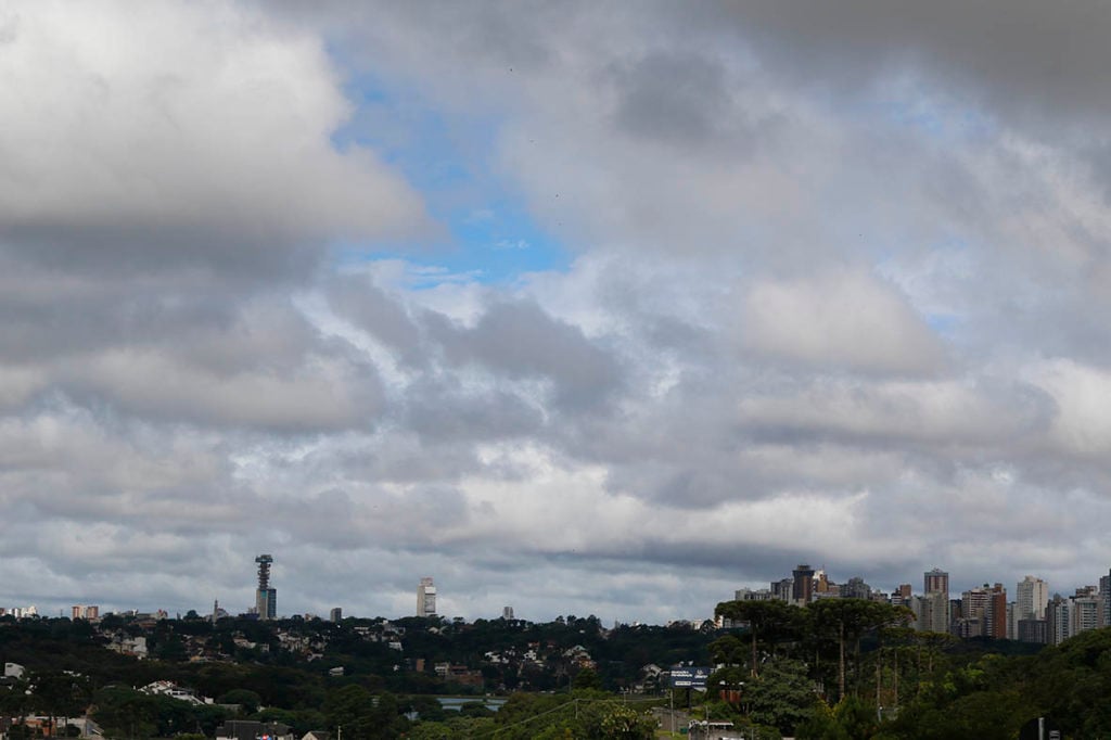 TEMPO NUBLADO EM CURITIBA