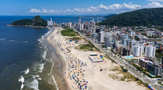 Matinhos, 11 de fevereiro de 2023 – Drone de praia no balneário Caiobá.