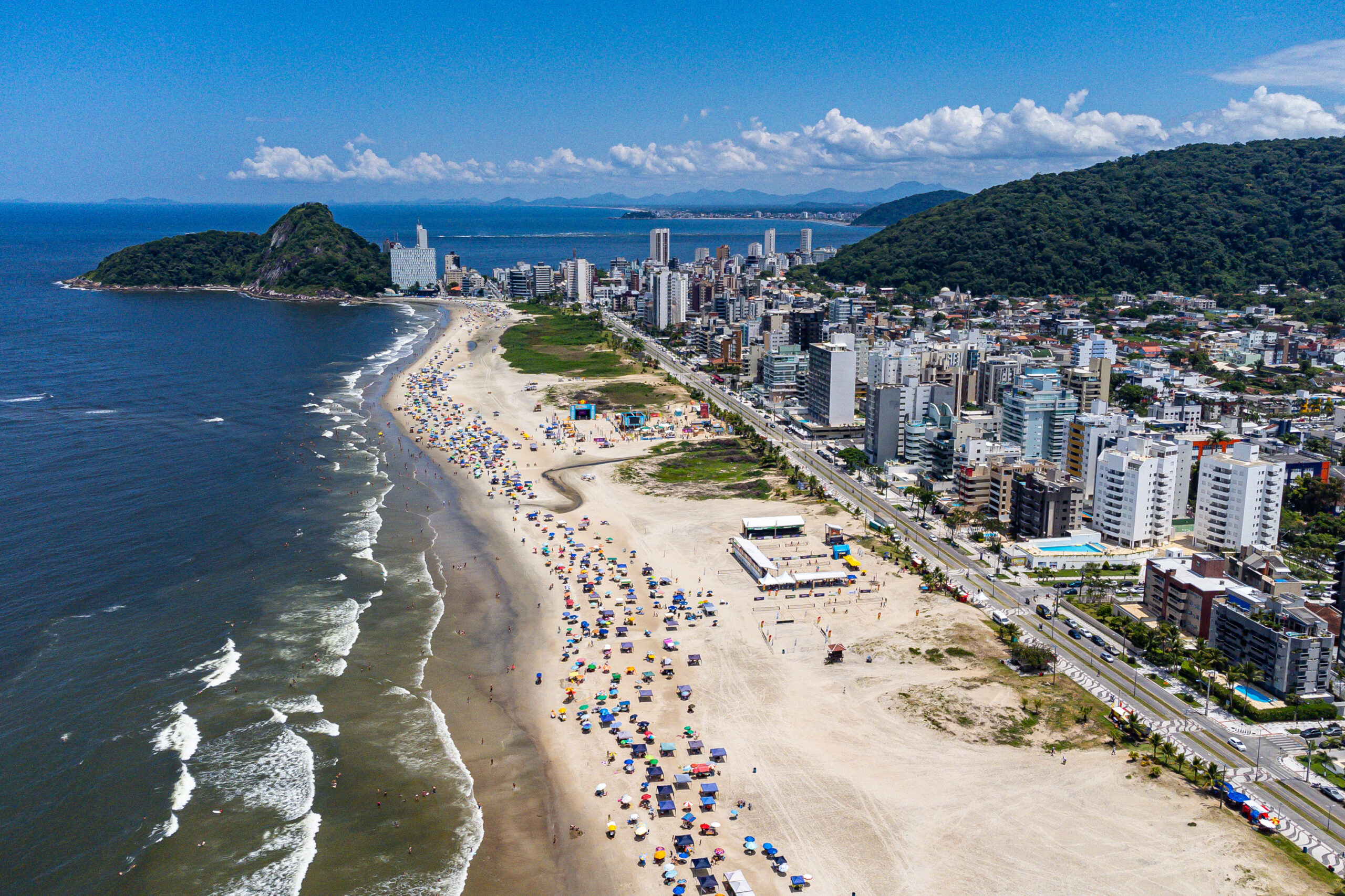 Matinhos, 11 de fevereiro de 2023 – Drone de praia no balneário Caiobá.