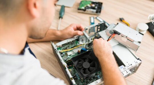 e022254759_vista-superior-de-um-tecnico-hispanico-consertando-o-ventilador-do-computador-jovem-conectando-uma-nova-peca-componente-em-uma-cpu_700