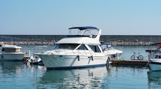 estacionamento-maritimo-de-barcos-e-iates-na-turquia-iate-ancorado-em-porto-maritimo_158595-6952