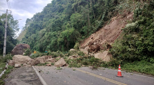 estrada bloqueada queda de rochas