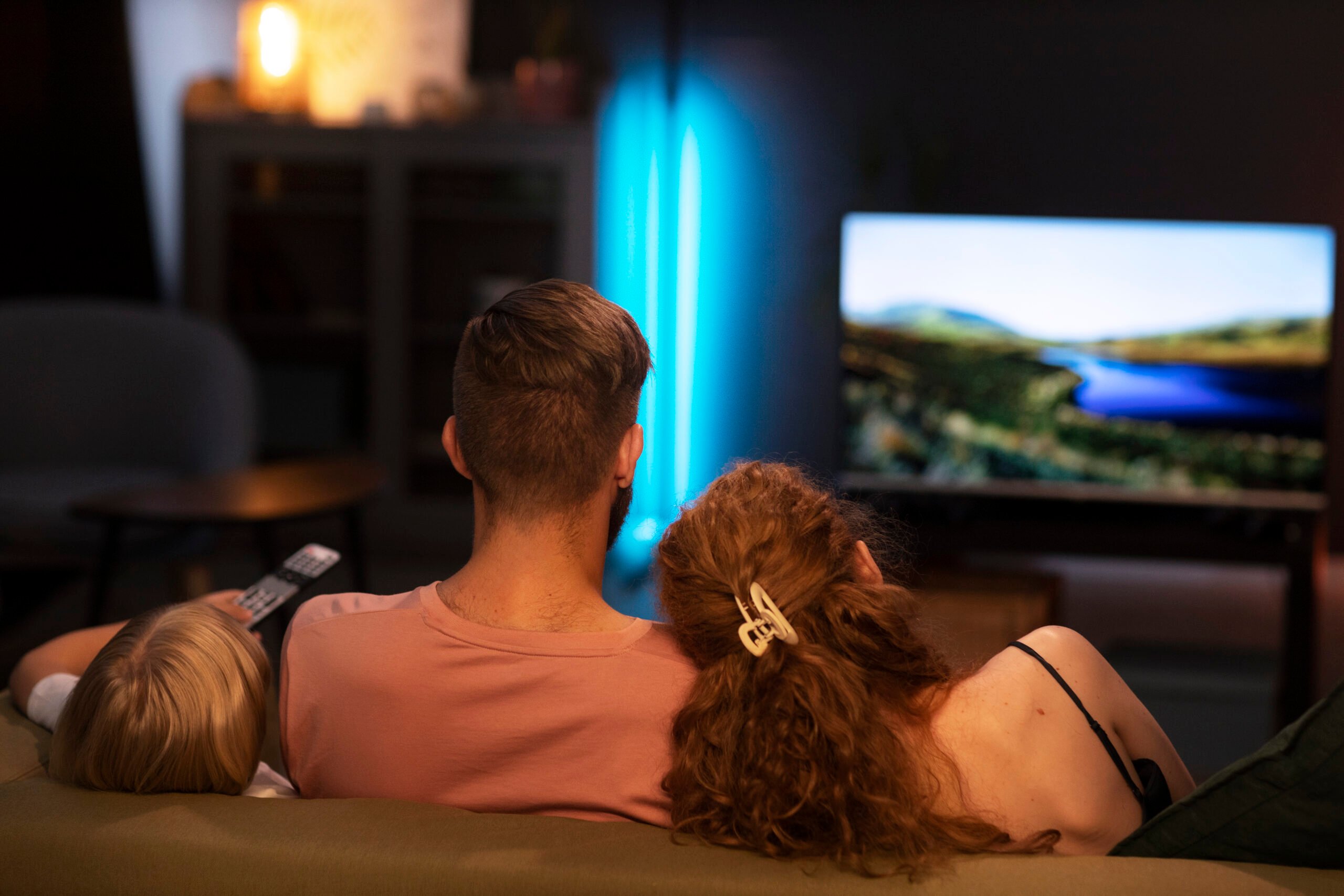 familia-de-vista-traseira-assistindo-tv