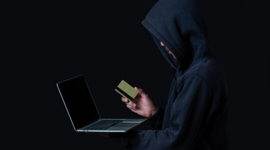 hacker-com-um-laptop-e-um-cartao-de-credito-dourado_1150-19265