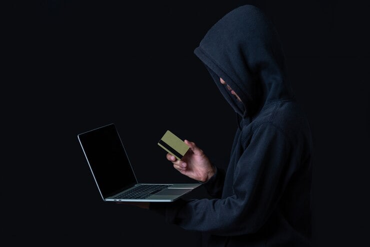 hacker-com-um-laptop-e-um-cartao-de-credito-dourado_1150-19265