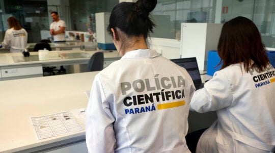 Laboratório de análise de novas sobstâncias psicoativas da Policia Científica do Paraná, é destaque nacional na detecção de drogas que ainda não foram catalogadas, com uso de equipamentos para identificar drogas recem criadas.