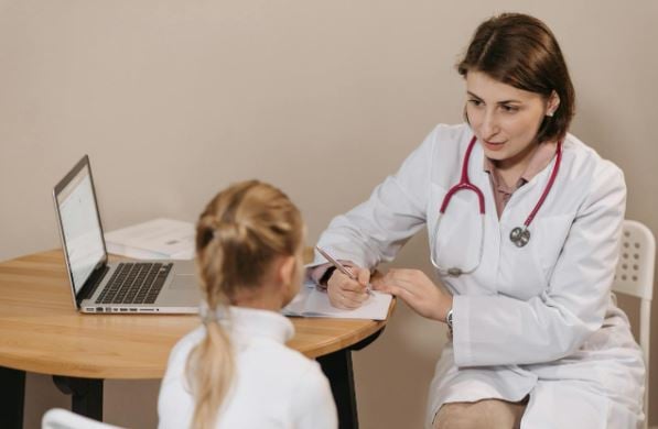 menina e medica