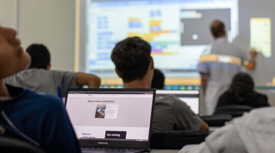 Estado investe em tecnologia e eleva desempenho dos estudantes –