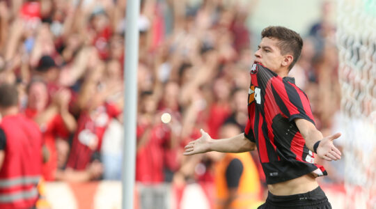 Rossetto comemora gol pelo Athletico