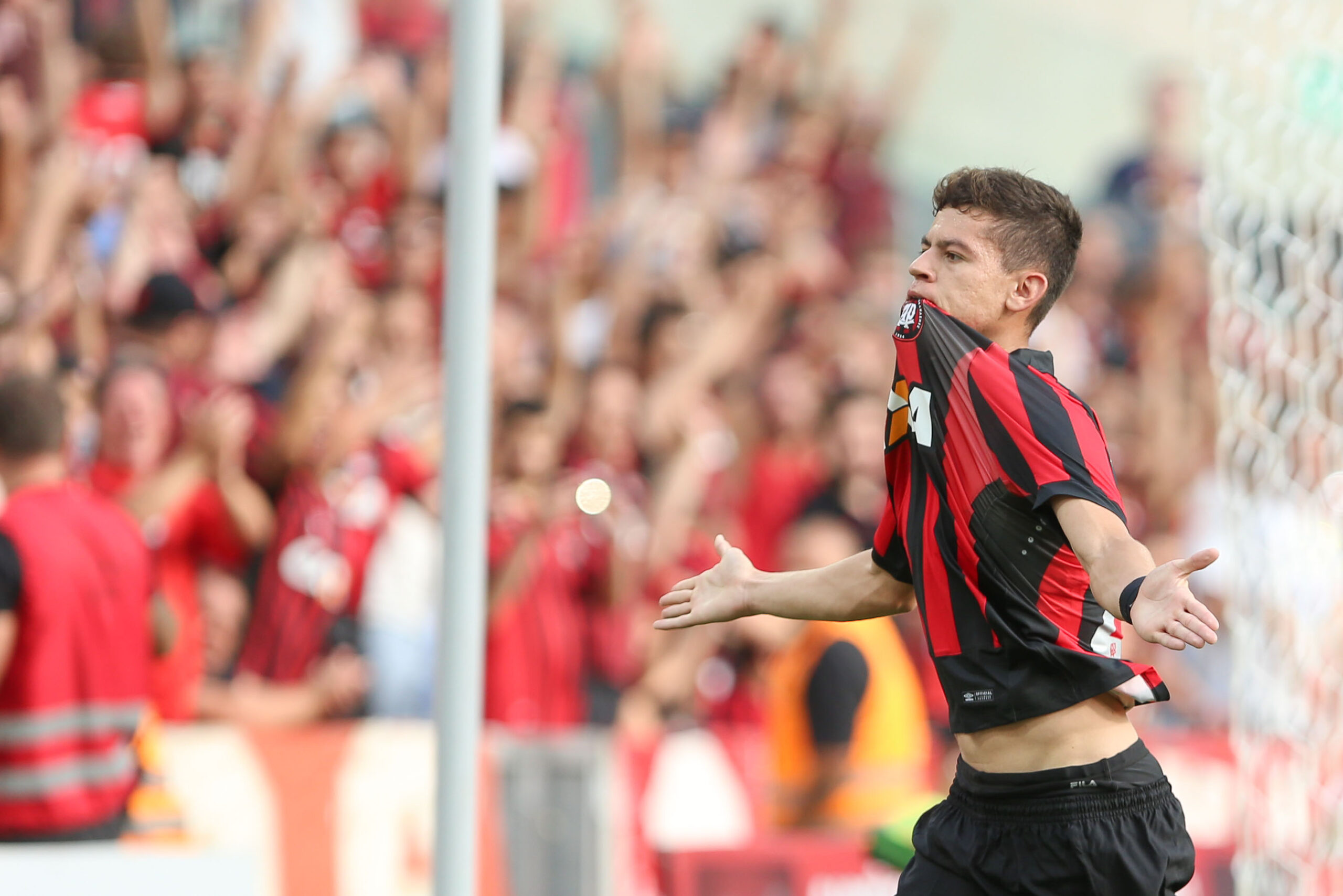 Rossetto comemora gol pelo Athletico