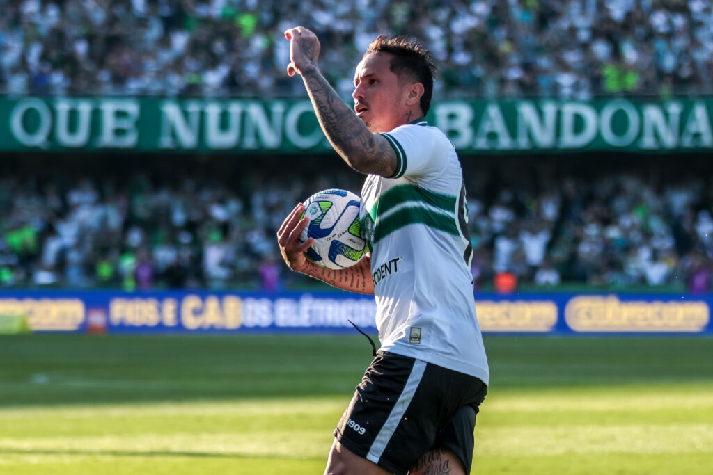 Edu comemora gol pelo Coritiba contra o Flamengo