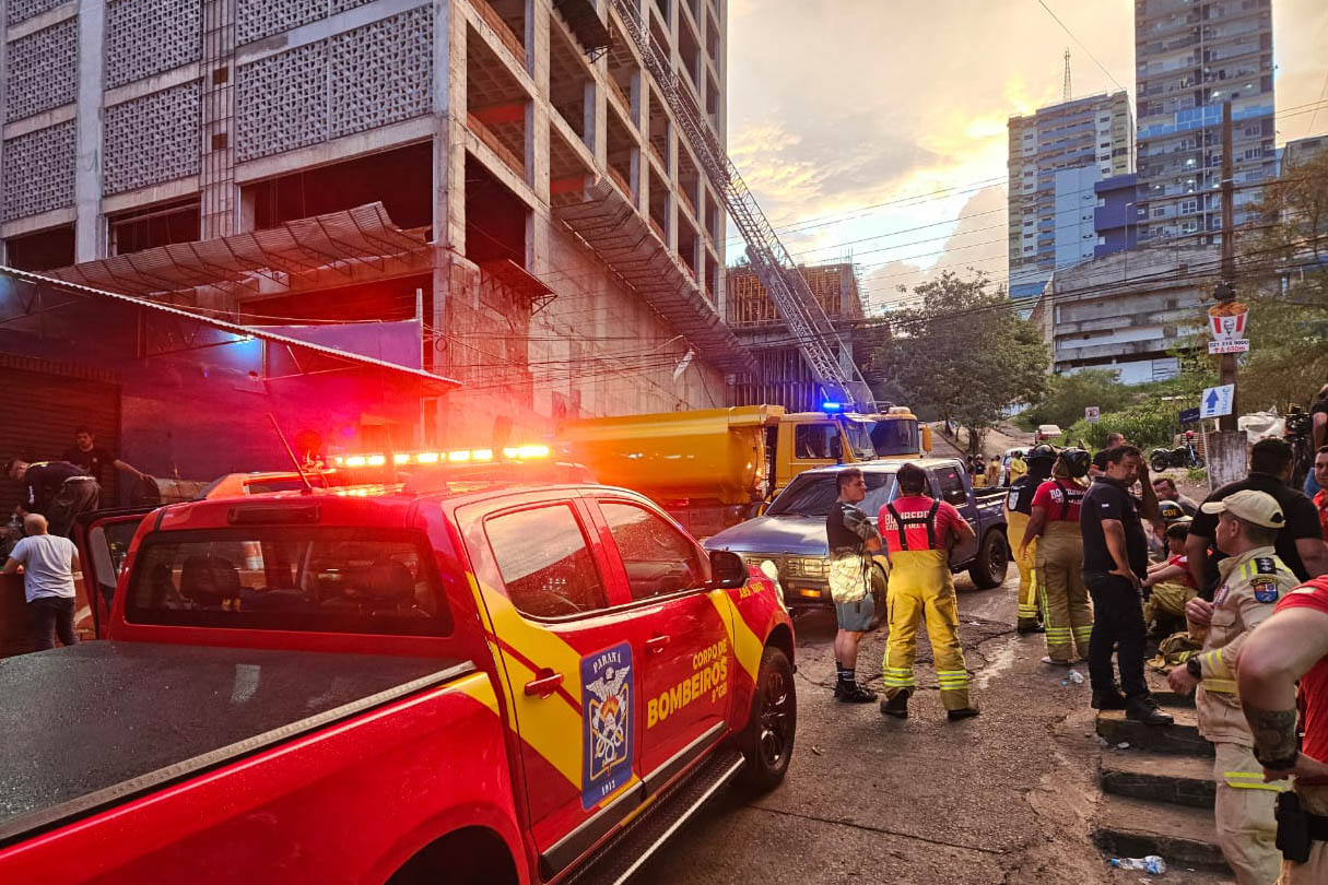 Bombeiros do Paraná ajudam a combater incêndio