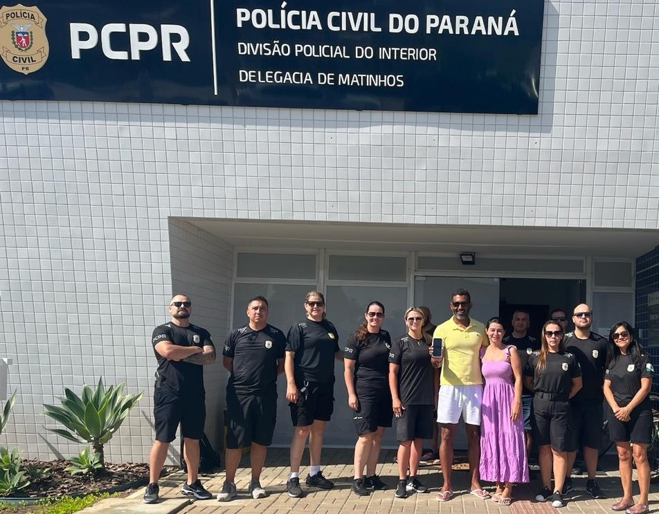 Delegacia de Matinhos e o celular recuperado